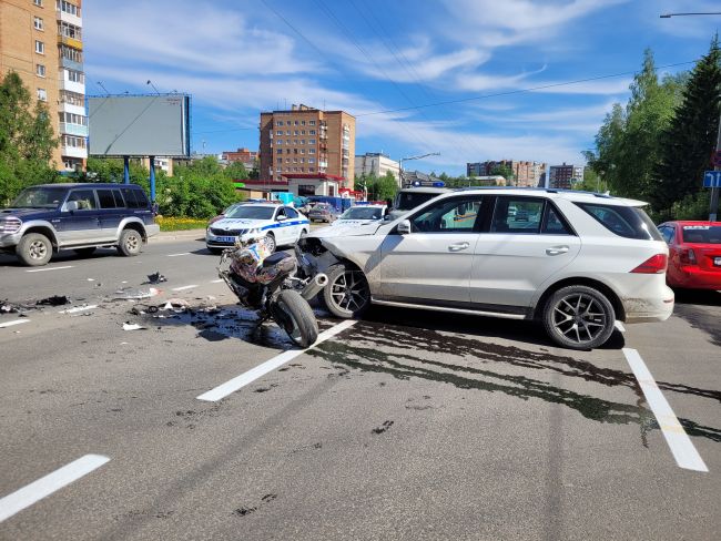 Ухта На пр-те Космонавтов в ДТП пострадал мотоциклист