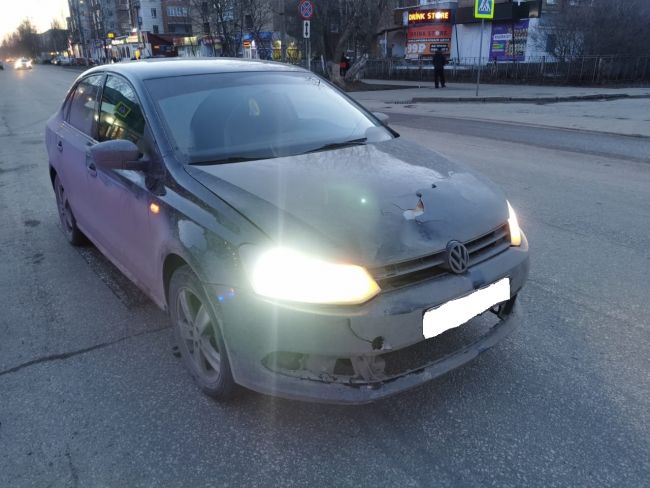 В Ухте 16-летний парень, перебегая дорогу, попал под колеса Volkswagen Polo